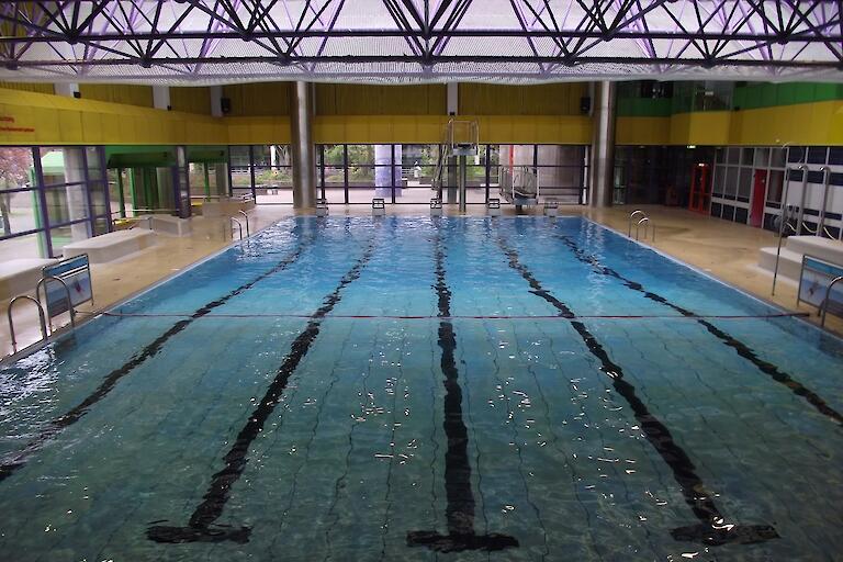Schwimmhalle mit fünf Bahnen und einem 3m- sowie einem 1m-Sprungbrett.