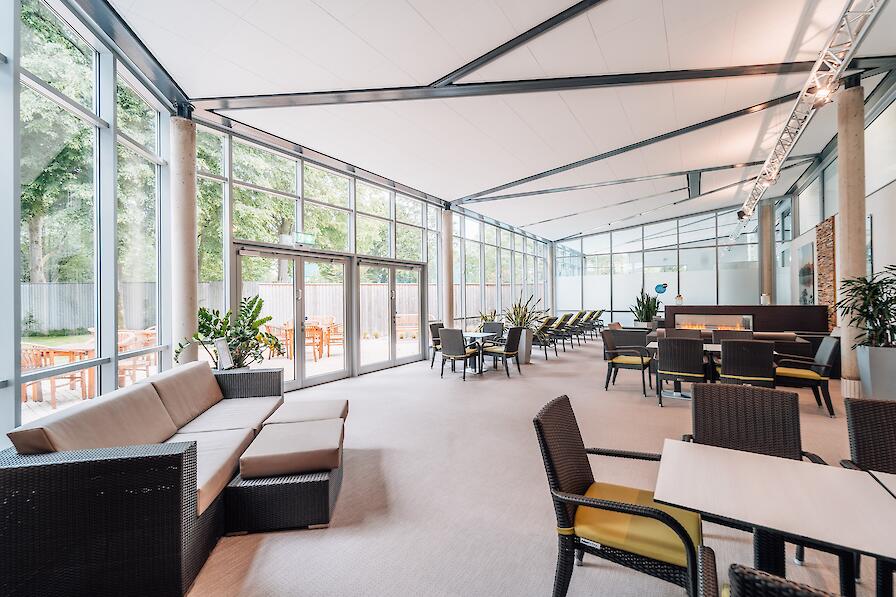 Gastronomiebereich mit Stühlen und Tischen.