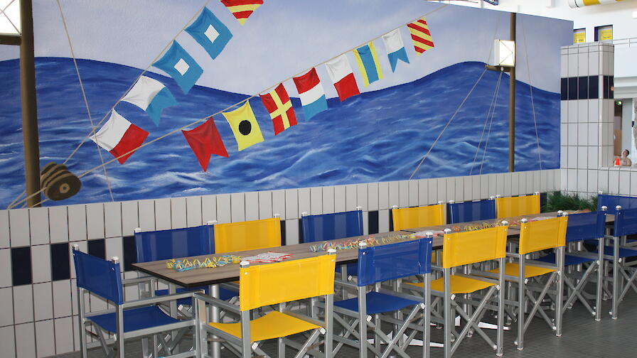 geschmückter Tisch für Kindergeburtstage im Freizeitbad Düsselstrand