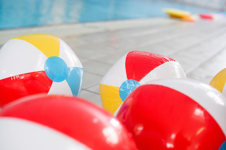 Bunte Wasserbälle die auf dem Boden liegen.