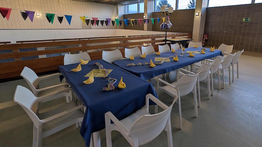 geschmückter Tisch für Kindergeburtstage im Hallenbad Unterrath
