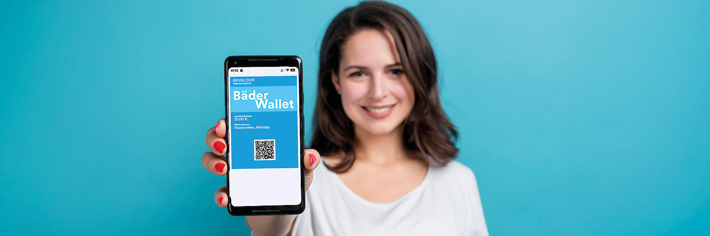 Frau zeigt ein Smartphone mit der BäderWallet