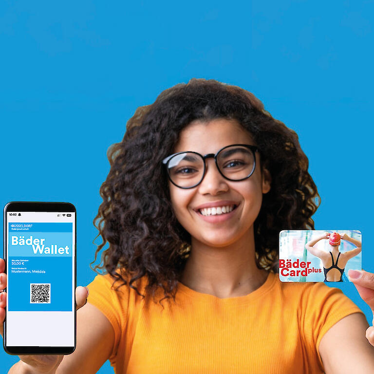 Frau zeigt ein Smartphone mit der BäderWallet sowie die BäderCard plus