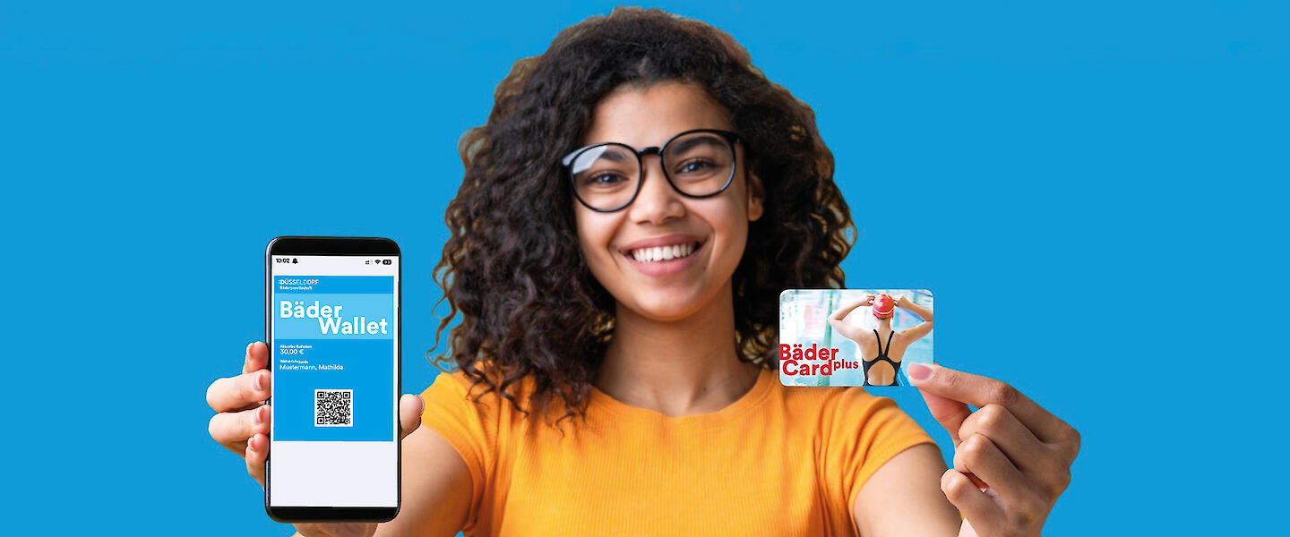Frau zeigt ein Smartphone mit der BäderWallet sowie die BäderCard plus