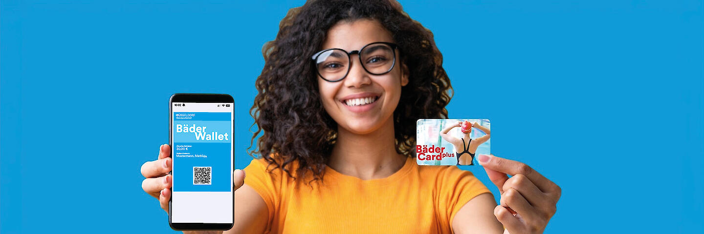 Frau zeigt ein Smartphone mit der BäderWallet sowie die BäderCard plus
