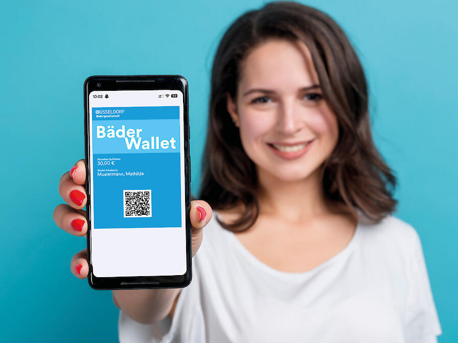 Frau zeigt ein Smartphone mit der BäderWallet