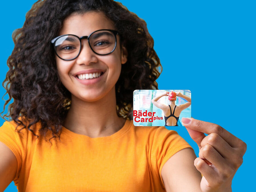 Frau zeigt die BäderCard plus