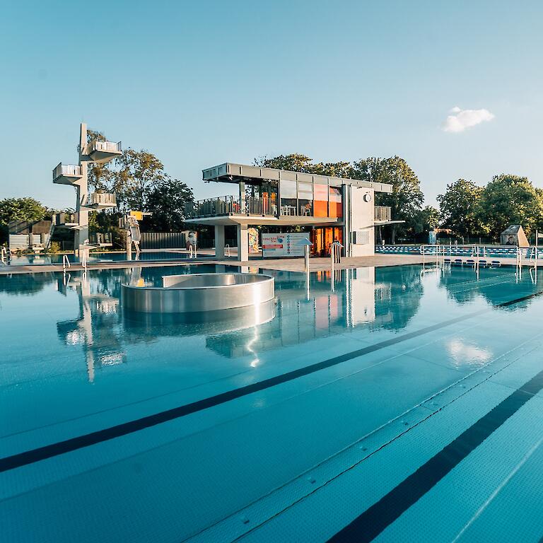 Erlebnisbecken im Freibad Allwetterbad Flingern.
