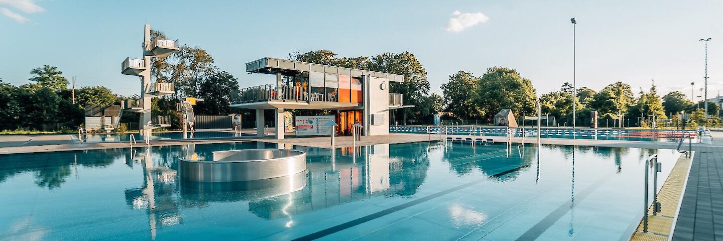 Erlebnisbecken im Freibad Allwetterbad Flingern
