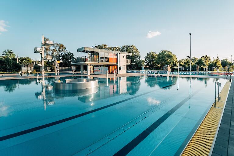 Erlebnisbecken im Freibad Allwetterbad Flingern