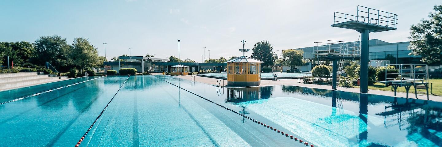 Schwimmerbecken und Sprunganlage im Freibad Rheinbad.