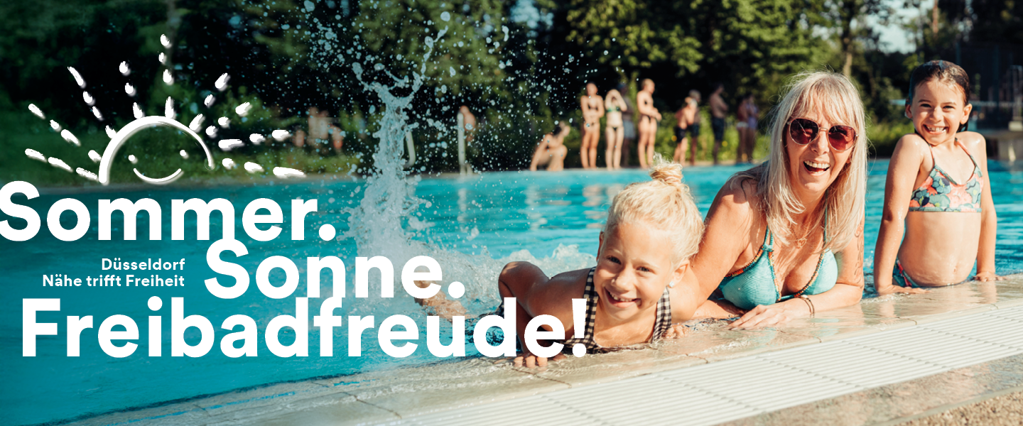 Sommer. Sonne. Freibadfreude! Großmutter mit zwei Mädchen glücklich am Beckenrand im Freibad.